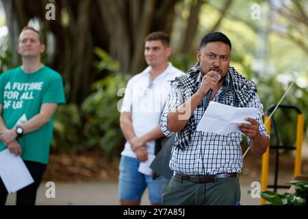 Cairns, Australie. 29 septembre 2024. Le docteur Akil Islam parle avec la foule lors d’un rassemblement de solidarité avec la Palestine sur l’esplanade de Cairns. Des manifestants se sont rassemblés sur l'esplanade de Cairns pour protester dans le cadre d'une Journée nationale d'action en faveur de la Palestine, appelant à un cessez-le-feu total et demandant au gouvernement australien de sanctionner Israël. Crédit : SOPA images Limited/Alamy Live News Banque D'Images