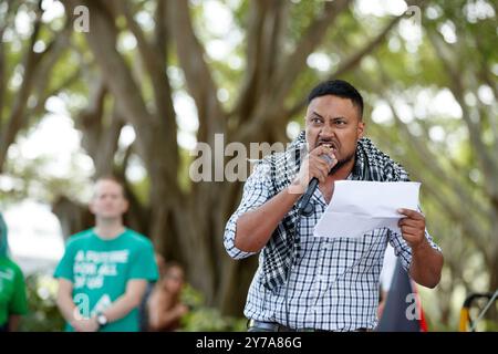 Cairns, Australie. 29 septembre 2024. Le docteur Akil Islam parle avec la foule lors d’un rassemblement de solidarité avec la Palestine sur l’esplanade de Cairns. Des manifestants se sont rassemblés sur l'esplanade de Cairns pour protester dans le cadre d'une Journée nationale d'action en faveur de la Palestine, appelant à un cessez-le-feu total et demandant au gouvernement australien de sanctionner Israël. Crédit : SOPA images Limited/Alamy Live News Banque D'Images