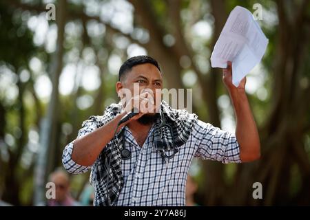 Cairns, Australie. 29 septembre 2024. Le docteur Akil Islam parle avec la foule lors d’un rassemblement de solidarité avec la Palestine sur l’esplanade de Cairns. Des manifestants se sont rassemblés sur l'esplanade de Cairns pour protester dans le cadre d'une Journée nationale d'action en faveur de la Palestine, appelant à un cessez-le-feu total et demandant au gouvernement australien de sanctionner Israël. Crédit : SOPA images Limited/Alamy Live News Banque D'Images