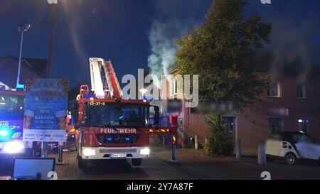 29 septembre 2024, basse-Saxe, Syke : un homme est mort dans un incendie dans un immeuble résidentiel et commercial à Syke dans le district de Diepholz. Selon un porte-parole des pompiers, quatre personnes ont été transportées à l'hôpital. Ils ont souffert d'inhalation de fumée et peut-être aussi d'une légère hypothermie. Selon les premières constatations, le feu a éclaté dans une pièce du deuxième étage de la maison et a été éteint relativement rapidement. Les pompiers ont trouvé le mort. Au total, 85 pompiers des services d'incendie locaux et 13 véhicules ont été déployés. Les services d'urgence et la police étaient également assis Banque D'Images