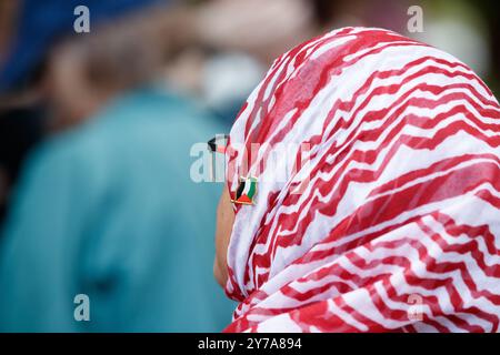 Cairns, Australie. 29 septembre 2024. Une femme porte une épingle de drapeau palestinien lors d'un rassemblement de solidarité avec la Palestine sur l'esplanade de Cairns. Des manifestants se sont rassemblés sur l'esplanade de Cairns pour protester dans le cadre d'une Journée nationale d'action en faveur de la Palestine, appelant à un cessez-le-feu total et demandant au gouvernement australien de sanctionner Israël. Crédit : SOPA images Limited/Alamy Live News Banque D'Images