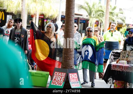 Cairns, Australie. 29 septembre 2024. Les femmes portent des drapeaux aborigènes et insulaires du détroit de Torres lors d'un rassemblement de solidarité avec la Palestine sur l'esplanade de Cairns. Des manifestants se sont rassemblés sur l'esplanade de Cairns pour protester dans le cadre d'une Journée nationale d'action en faveur de la Palestine, appelant à un cessez-le-feu total et demandant au gouvernement australien de sanctionner Israël. Crédit : SOPA images Limited/Alamy Live News Banque D'Images