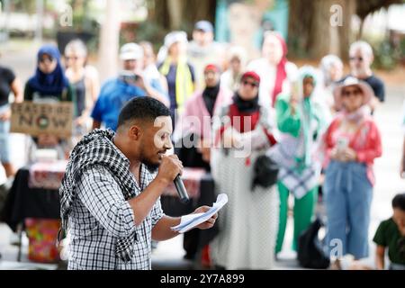 Cairns, Australie. 29 septembre 2024. Le docteur Akil Islam parle avec la foule lors d’un rassemblement de solidarité avec la Palestine sur l’esplanade de Cairns. Des manifestants se sont rassemblés sur l'esplanade de Cairns pour protester dans le cadre d'une Journée nationale d'action en faveur de la Palestine, appelant à un cessez-le-feu total et demandant au gouvernement australien de sanctionner Israël. Crédit : SOPA images Limited/Alamy Live News Banque D'Images