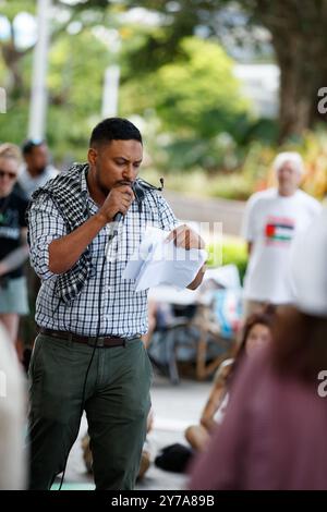 Cairns, Australie. 29 septembre 2024. Le docteur Akil Islam parle avec la foule lors d’un rassemblement de solidarité avec la Palestine sur l’esplanade de Cairns. Des manifestants se sont rassemblés sur l'esplanade de Cairns pour protester dans le cadre d'une Journée nationale d'action en faveur de la Palestine, appelant à un cessez-le-feu total et demandant au gouvernement australien de sanctionner Israël. Crédit : SOPA images Limited/Alamy Live News Banque D'Images