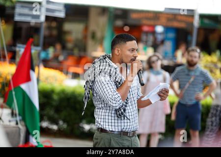 Cairns, Australie. 29 septembre 2024. Le docteur Akil Islam parle avec la foule lors d'un rassemblement de solidarité avec la Palestine sur l'esplanade de Cairns les manifestants se sont rassemblés sur l'esplanade de Cairns pour protester dans le cadre d'une Journée nationale d'action en faveur de la Palestine, appelant à un cessez-le-feu total et au gouvernement australien à sanctionner Israël. Crédit : SOPA images Limited/Alamy Live News Banque D'Images