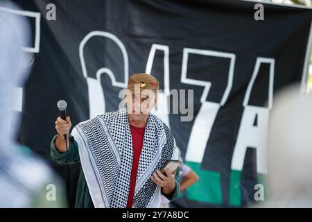 Cairns, Australie. 29 septembre 2024. Un homme parle à la foule lors d'un rassemblement de solidarité avec la Palestine sur l'esplanade de Cairns. Des manifestants se sont rassemblés sur l'esplanade de Cairns pour protester dans le cadre d'une Journée nationale d'action en faveur de la Palestine, appelant à un cessez-le-feu total et demandant au gouvernement australien de sanctionner Israël. Crédit : SOPA images Limited/Alamy Live News Banque D'Images