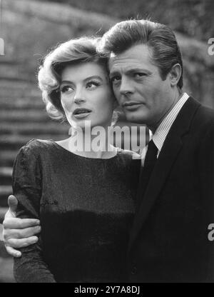 Portrait publicitaire d'ANOUK AIMEE et MARCELLO MASTROIANNI pour LA DOLCE VITA 1960 réalisateur FEDERICO FELLINI histoire / scénario FEDERICO FELLINI, ENNIO FLAIANO et TULIO PINELLI musique NINO ROTA production et conception de costumes PIERO GHERARDI Raimi film / Cinecitta / Pathe Consortium Cinéma Banque D'Images