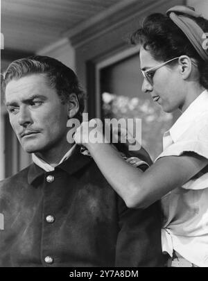 ERROL FLYNN en costume pour son rôle de GEORGE ARMSTRONG CUSTER a ses cheveux ajustés avant de filmer une scène pour ILS SONT MORTS AVEC LEURS BOTTES SUR 1941 réalisateur RAOUL WALSH musique MAX STEINER Cinematography BERT GLENNON Warner Bros Banque D'Images