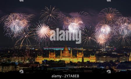 Feux d'artifice étonnants sur la ville de Budapest. Le quartier du château de Buda, le bâtiment du Parlement hongrois et une partie de la ville sont visibles Banque D'Images