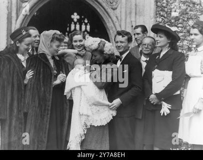 Photographie franche à l'extérieur de l'église Mary's Church à Denham en 1946 après le baptême des MOULINS HAYLEY. De gauche à droite : MARTHA SCOTT, JULIET MILLS, VALERIE HOBSON, MARY HAYLEY BELL (Holding Hayley) et JOHN MILLS. Martha Scott apparaissait avec John Mills dans SO WELL REMEMBERED 1947 Alliance Productions / RKO Radio British Productions. Banque D'Images