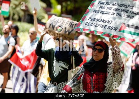 Cairns, Australie. 29 septembre 2024. Les manifestants défilent avec des pancartes à travers Cairns lors d'un rassemblement de solidarité avec la Palestine. Des manifestants se sont rassemblés sur l'esplanade de Cairns pour protester dans le cadre d'une Journée nationale d'action en faveur de la Palestine, appelant à un cessez-le-feu total et demandant au gouvernement australien de sanctionner Israël. Crédit : SOPA images Limited/Alamy Live News Banque D'Images