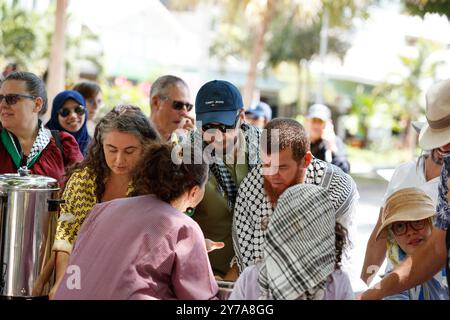 Cairns, Australie. 29 septembre 2024. Les manifestants partagent un plat traditionnel à l’aboutissement d’un rassemblement de solidarité avec la Palestine sur l’Esplanade de Cairns. Des manifestants se sont rassemblés sur l'esplanade de Cairns pour protester dans le cadre d'une Journée nationale d'action en faveur de la Palestine, appelant à un cessez-le-feu total et demandant au gouvernement australien de sanctionner Israël. Crédit : SOPA images Limited/Alamy Live News Banque D'Images