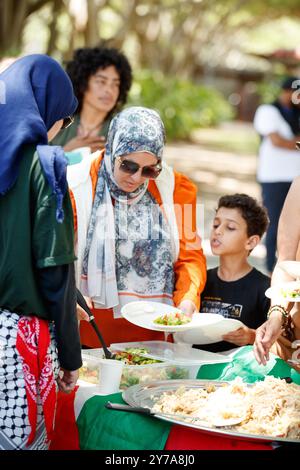 Cairns, Australie. 29 septembre 2024. Les manifestants partagent un plat traditionnel à l’aboutissement d’un rassemblement de solidarité avec la Palestine sur l’Esplanade de Cairns. Des manifestants se sont rassemblés sur l'esplanade de Cairns pour protester dans le cadre d'une Journée nationale d'action en faveur de la Palestine, appelant à un cessez-le-feu total et demandant au gouvernement australien de sanctionner Israël. Crédit : SOPA images Limited/Alamy Live News Banque D'Images