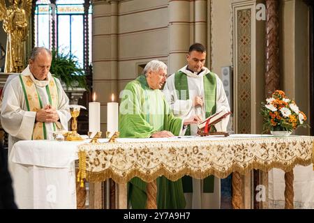 Don Luigi Ciotti durante alcuni momenti della Santa Messa in onore di San Michele Arcangelo Santo patrono della Polizia di Stato presso la Chiesa di Sant'Antonio da Padova a Torino, Italia - Cronaca - Domenica 29 Settembre 2024 - (photo Giacomo Longo/LaPresse) Don Luigi Ciotti pendant quelques instants de la Sainte Messe en l'honneur de Saint Michel Archange, patron de la police d'Etat à l'église saint Antoine de Padoue à Turin Italie - Actualités - dimanche 29 septembre 2024 - (photo Giacomo Longo/LaPresse) crédit : LaPresse/Alamy Live News Banque D'Images