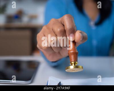 Timbre d'approbation, signature sur le papier de partenaire d'affaires au succès, estampillage à la main de femme d'affaires avec timbre approuvé sur le texte document approuvé au bureau, valide Banque D'Images