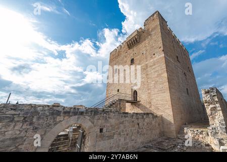 Le château médiéval de Kolossi dominant le paysage sous un beau ciel nuageux. District de Limassol, Chypre Banque D'Images