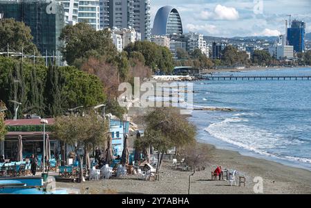 Limassol, Chypre - février 2, 2024 : la côte de la ville de Limassol avec des restaurants, des touristes se relaxant et profiter d'une journée ensoleillée sur la plage à chypre Banque D'Images