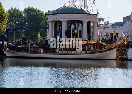 Londres, Royaume-Uni. 28 septembre 2024. La barge royale est amarrée au quai St Katharine à Londres. La barge royale, Gloriana, est utilisée dans des occasions spéciales par la famille royale sur la Tamise à Londres, au Royaume-Uni. Le bateau royal mesure 84 pieds (25,6 mètres) de long et est propulsé par des rames experts de l'équipe de 18 personnes et deux moteurs électriques. Le bateau est recouvert de feuilles d'or de 23,5 carats. Crédit : SOPA images Limited/Alamy Live News Banque D'Images