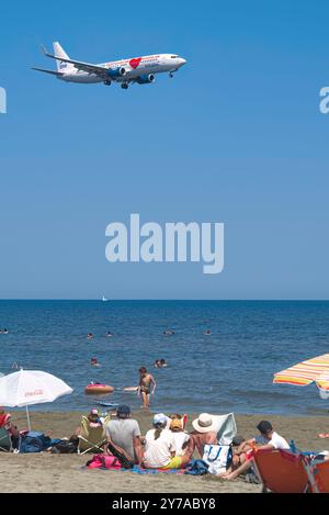 Larnaca, Chypre - 17 juillet 2022 : avion d'AirExplore survolant des touristes se relaxant sur Mackenzie Beach Banque D'Images