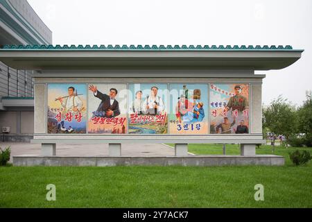 Pyongyang, Corée du Nord - 30 juillet 2015 : affiches Movei dans la rue de Pyongyang, Corée du Nord. Banque D'Images