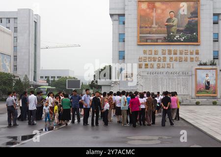 Pyongyang, Corée du Nord - 29 juillet 2015 : des gens devant des peintures de Kim Jong-il et de sa mère Kim Jong-suk au Mansudae Art Studio à Pyongyang, N. Banque D'Images