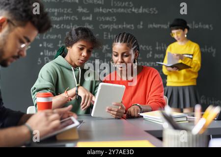 Deux jeunes femmes utilisant une tablette à l'école Banque D'Images