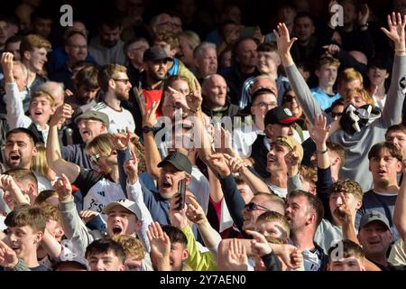 Nottingham, Royaume-Uni. 28 septembre 2024. Les supporters de Fulham célèbrent le match de Nottingham Forest FC contre Fulham FC English premier League au City Ground, Nottingham, Angleterre, Royaume-Uni le 28 septembre 2024 crédit : Every second Media/Alamy Live News Banque D'Images