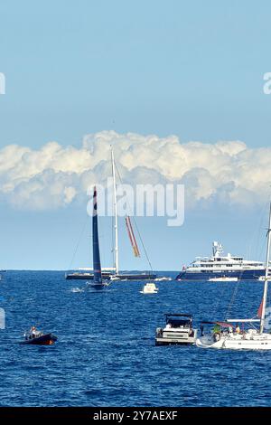 Front de mer Port olympique : Luna Rossa Prada Pirelli à la marque passant devant Pirelli yacht invité CRÉDIT PHOTO : © Alexander Panzeri/PPL Banque D'Images