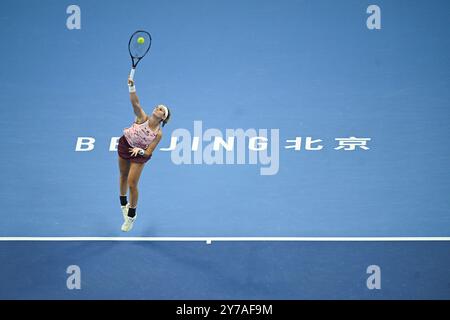 Pékin, Chine. 29 septembre 2024. Greet Minnen sert lors du match de troisième tour en simple féminin entre Zhang Shuai de Chine et Greet Minnen de Belgique au tournoi de tennis de l'Open de Chine 2024 à Pékin, capitale de la Chine, le 29 septembre 2024. Crédit : Zhang long/Xinhua/Alamy Live News Banque D'Images