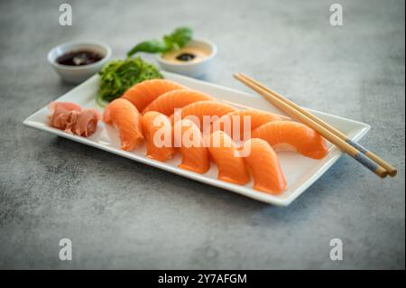 Rouleau de Sushi frais avec saumon, anguille, thon, avocat, crevette royale, fromage à la crème Philadelphie, caviar tobica, chuka. Menu de sushis. Cuisine japonaise. Espace de copie b Banque D'Images