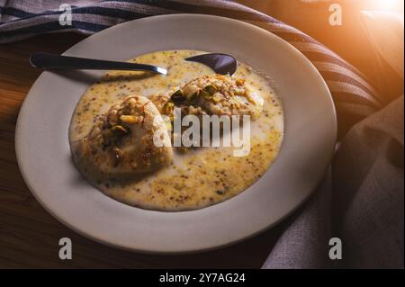 Indian Sweet Rasgulla aussi connu sous le nom de Rosogolla, Roshogolla, Rasagola, RasGulla, Anguri Rasgulla ou Angoori Rasgulla est un dessert sirupy populaire en Inde Banque D'Images