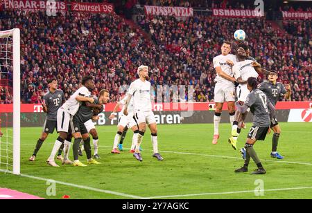 Granit Xhaka, Lev 34 Victor Boniface, Lev 22 Robert Andrich, Lev 8 Competition for the ball, Tackling, duel, header, zweikampf, action, lutte contre Harry Kane, FCB 9 Kingsley Coman, FCB 11 Michael Olise (FCB 17) dans le match FC BAYERN MUENCHEN - BAYER 04 LEVERKUSEN 1-1 le 28 septembre 2024 à Munich, Allemagne. Saison 2024/2025, 1.Bundesliga, FCB,, Muenchen, journée 5, 5.Spieltag photographe : ddp images / STAR-images - LA RÉGLEMENTATION DFL INTERDIT TOUTE UTILISATION DE PHOTOGRAPHIES comme SÉQUENCES D'IMAGES et/ou QUASI-VIDÉO - Banque D'Images