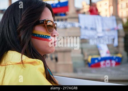 Pampelune, Espagne. 28 septembre 2024. Une jeune vénézuélienne exilée avec un drapeau de son pays peint sur son visage participe à la manifestation. Des manifestants exilés du Venezuela se sont rassemblés à Pampelune pour exiger la reconnaissance d'Edmundo Gonzalez comme président élu du Venezuela. (Photo par Elsa A Bravo/SOPA images/SIPA USA) crédit : SIPA USA/Alamy Live News Banque D'Images