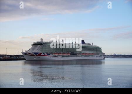 Bateau de croisière de luxe Iona arrivant au port de Southampton. Navire à passagers P&O Cruises - 25 mai 2024 Southampton UK Banque D'Images