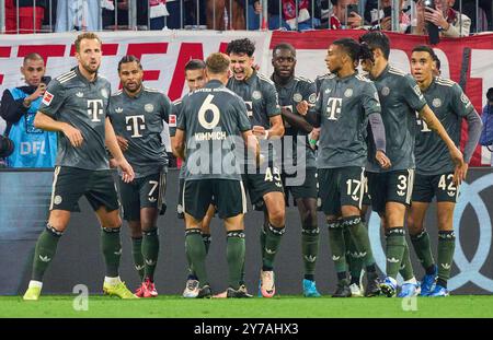 Aleksandar Pavlovic, FCB 45 célèbre son but, joyeux, rire, célébration, 1-1 avec Joshua KIMMICH, FCB 6 Michael Olise (FCB 17) MinJae Kim, min-Jae Kim, FCB 3 Dayot Upamecano, FCB 2 Harry Kane, FCB 9 Serge GNABRY, FCB 7 Jamal MUSIALA, FCB 42 dans le match FC BAYERN MUENCHEN - BAYER 04 LEVERKUSEN 1-1 le 28, Allemagne, 2024. Saison 2024/2025, 1.Bundesliga, FCB, Muenchen, journée 5, 5.Spieltag photographe : ddp images/STAR-images - LA RÉGLEMENTATION DFL INTERDIT TOUTE UTILISATION DE PHOTOGRAPHIES comme SÉQUENCES D'IMAGES et/ou QUASI-VIDÉO - crédit : ddp Media GmbH/Alamy Live News Banque D'Images