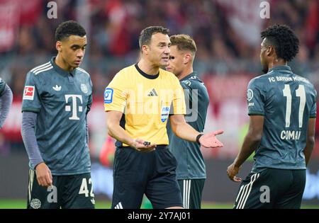 Arbitre Felix Zwayer avec sifflet, gestes, spectacles, montre, action individuelle, Schiedsrichter, Hauptschiedsrichter, schiri, Pfeiffe, Pfiff, discutez avec Kingsley Coman, FCB 11 Jamal MUSIALA, FCB 42 Joshua KIMMICH, FCB 6 dans le match FC BAYERN MUENCHEN - BAYER 04 LEVERKUSEN 1-1 le Sep 28, 2024 à Munich, Allemagne. Saison 2024/2025, 1.Bundesliga, FCB, Muenchen, journée 5, 5.Spieltag photographe : ddp images/STAR-images - LA RÉGLEMENTATION DFL INTERDIT TOUTE UTILISATION DE PHOTOGRAPHIES comme SÉQUENCES D'IMAGES et/ou QUASI-VIDÉO - crédit : ddp Media GmbH/Alamy Live News Banque D'Images