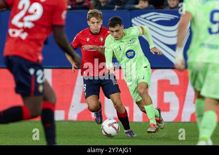 Pampelune, Espagne. 28 septembre 2024. Pedro González 'Pedri' (milieu de terrain ; FC Barcelone) et Pablo Ibañez (milieu de terrain ; CA Osasuna) en action lors du football espagnol de la ligue EA, match entre CA Osasuna et FC Barcelone au stade Sadar. Score final ; CA Osasuna 4:2 FC Barcelone crédit : SOPA images Limited/Alamy Live News Banque D'Images