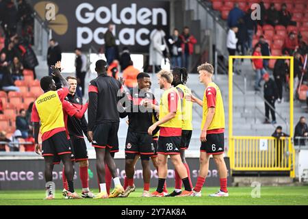 Seraing, Belgique. 29 septembre 2024. Les joueurs de Seraing photographiés avant un match de football entre le RFC Seraing et le RFC Liège, dimanche 29 septembre 2024 à Seraing, le jour 6 de la deuxième division 2024-2025 'Challenger Pro League' 1B du championnat belge. BELGA PHOTO JOHAN Eyckens crédit : Belga News Agency/Alamy Live News Banque D'Images