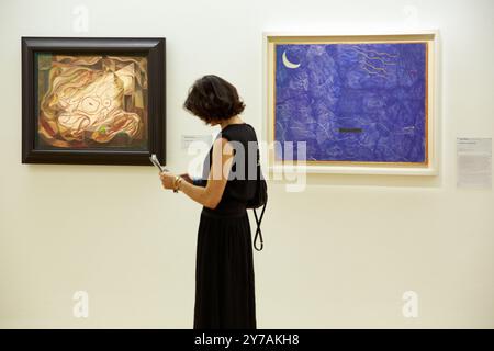 Femme regardant des tableaux, la proie, 1925. André Masson. Baigneuse, automne 1924. Joan Miró. Centre George Pompidou. Musée National d'Art moderne. P Banque D'Images