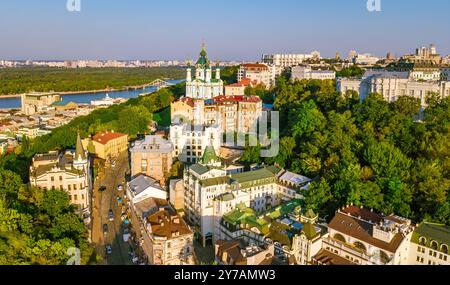 Vue aérienne par drone de l'église Saint André et de la rue Andreevska d'en haut, paysage urbain du quartier Podol, horizon de la ville de Kiev (Kiev), Ukraine Banque D'Images