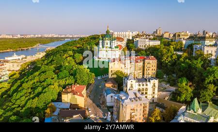 Vue aérienne par drone de l'église Saint André et de la rue Andreevska d'en haut, paysage urbain du quartier Podol, horizon de la ville de Kiev (Kiev), Ukraine Banque D'Images