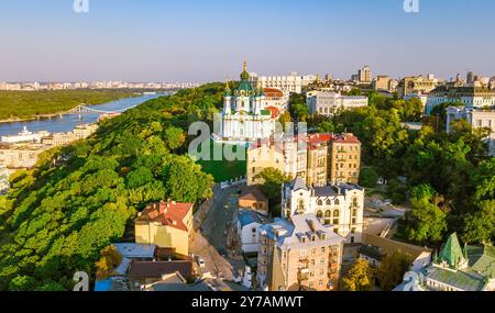 Vue aérienne par drone de l'église Saint André et de la rue Andreevska d'en haut, paysage urbain du quartier Podol, horizon de la ville de Kiev (Kiev), Ukraine Banque D'Images