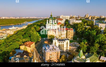 Vue aérienne par drone de l'église Saint André et de la rue Andreevska d'en haut, paysage urbain du quartier Podol, horizon de la ville de Kiev (Kiev), Ukraine Banque D'Images