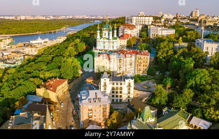 Vue aérienne par drone de l'église Saint André et de la rue Andreevska d'en haut, paysage urbain du quartier Podol, horizon de la ville de Kiev (Kiev), Ukraine Banque D'Images