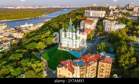 Vue aérienne par drone de l'église Saint André et de la rue Andreevska d'en haut, paysage urbain du quartier Podol, horizon de la ville de Kiev (Kiev), Ukraine Banque D'Images