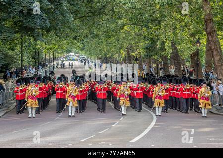 Massed Bands of the Guards Division, Birdcage Walk, Londres, Royaume-Uni Banque D'Images