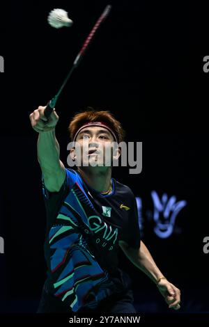 Macao, Chine. 29 septembre 2024. Jia Heng Jason Teh fait son retour lors de la finale masculine en simple entre Ng Ka long Angus de Hong Kong et Jia Heng Jason Teh de Singapour au Macao Open Badminton 2024 à Macao, dans le sud de la Chine, le 29 septembre 2024. Crédit : Cheong Kam Ka/Xinhua/Alamy Live News Banque D'Images