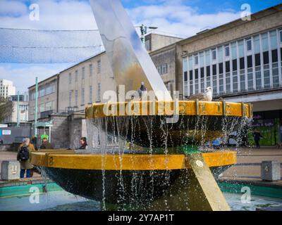 PLYMOUTH ARMADA FONTAINE À CADRAN SOLAIRE PAR LE SCULPTEUR CAROLE VINCENT ARMADA WAY ET GEORGE STREET AVEC MOUETTE ET PIGEON ASSIS SUR LE BORD Banque D'Images