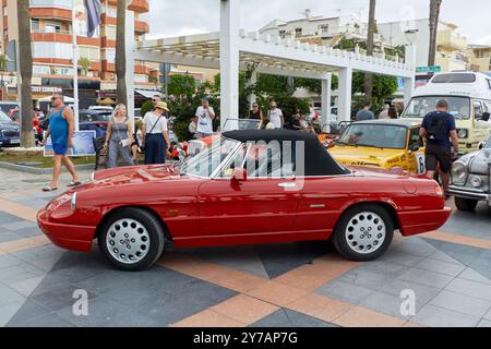 Orremolinos, Málaga, Espagne - 21 septembre 2024 : Alfa Romeo Spider à la réunion Classic car 'Concentracion amigos de los clásicos'. Banque D'Images