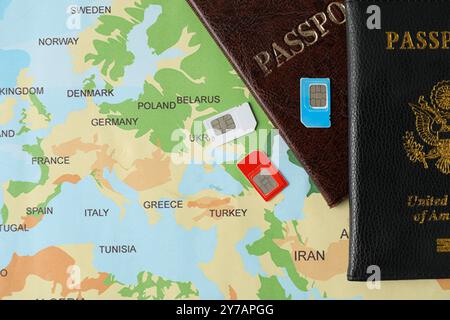 Cartes SIM et passeports sur la carte du monde, plat Banque D'Images